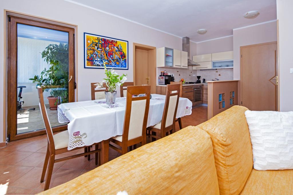 Apartments Karmen Rovinj Exterior photo